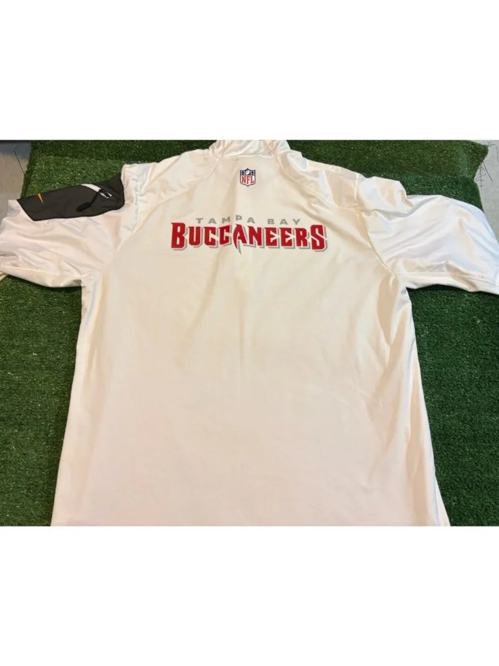 Tampa Bay Buccaneers 1/4 zip mens large white nike dri fit pullover long sleeve